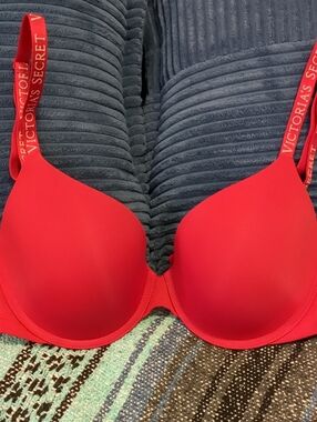 🍒Victoria's Secret Bright Red Smooth T-Shirt Bra
